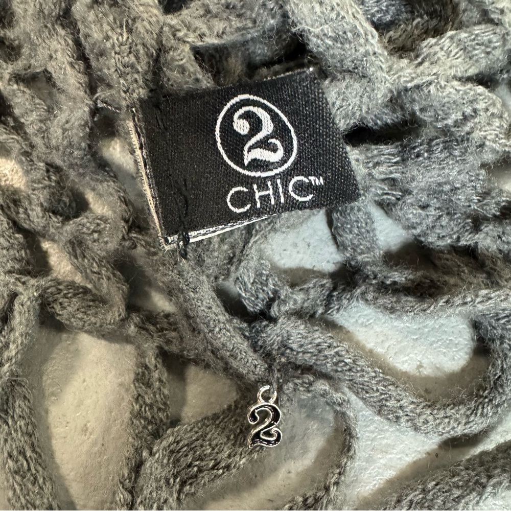 Grey open weave crochet infinity scarf w fringe by 2 Chic EUC - Picture 6 of 10